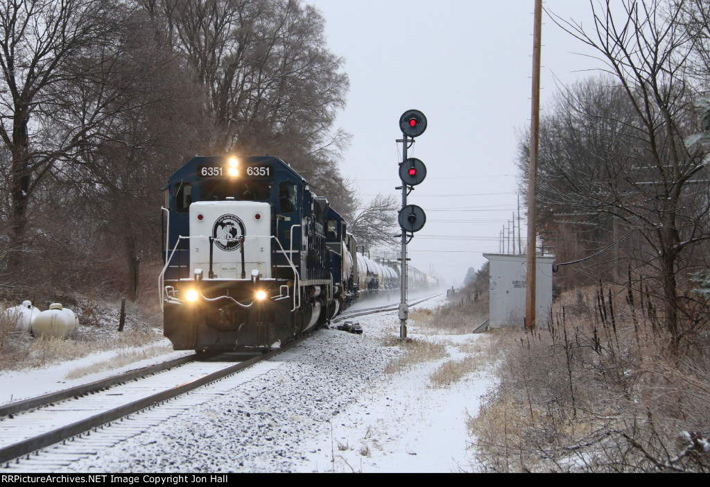 LSRC 6351 leads Z127 south toward Wixom